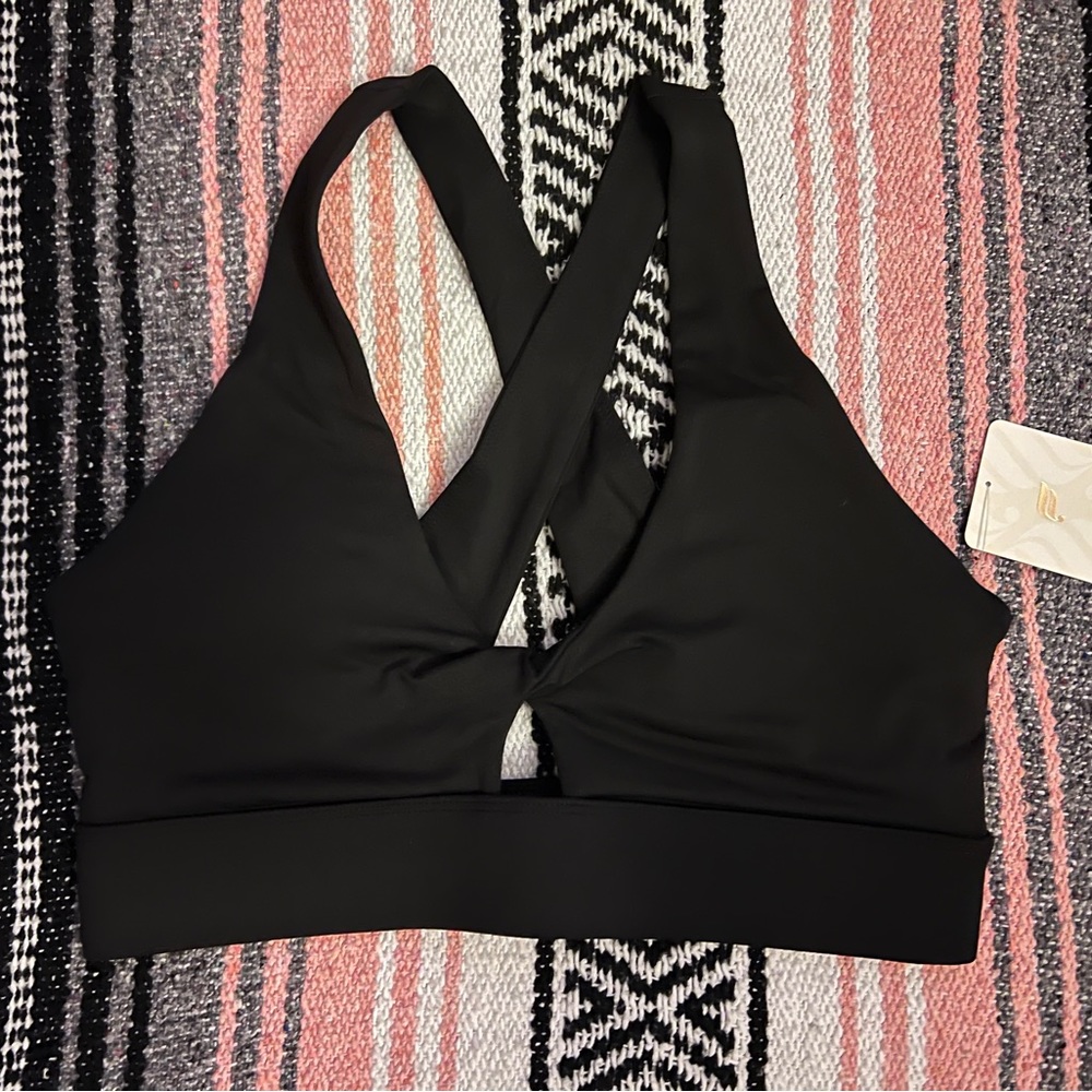 Fabletics Oasis Twist Sports Bra